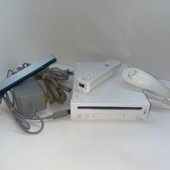 Nintendo Wii White Console RVL-001‎ Game Cube Compatible Bundle w/ 1 Controller - Picture 3 of 6